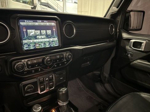 Used 2019 Jeep Wrangler Unlimited Sahara image 18