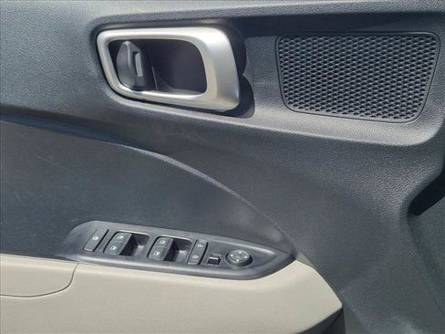 Used 2023 Hyundai Venue SEL FWD image 2