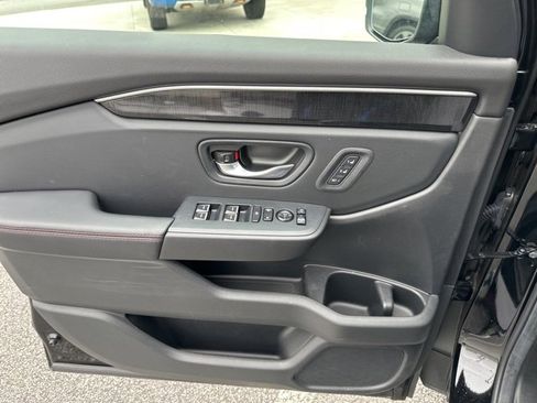 Certified 2025 Honda Pilot Black Edition image 9