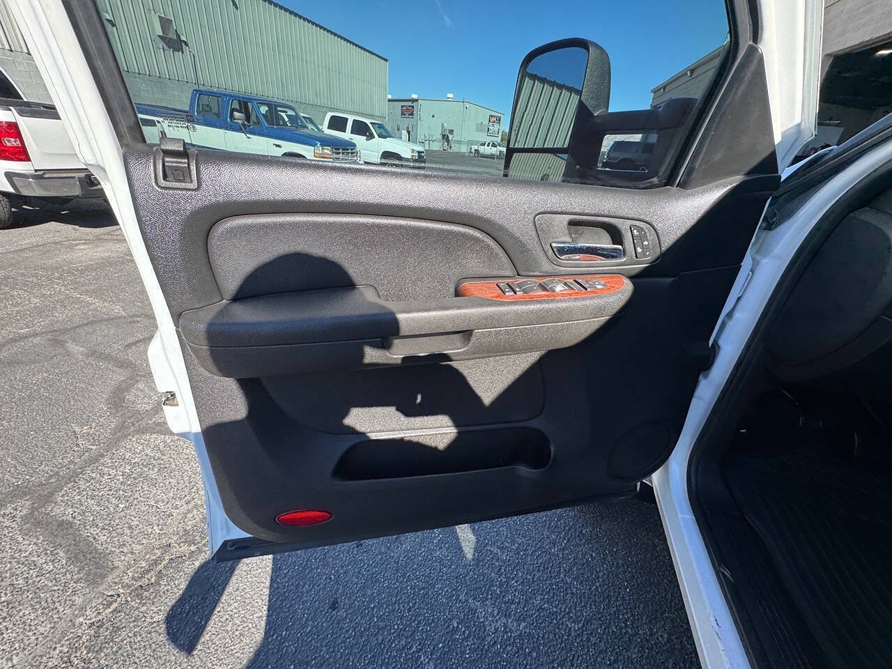 Used 2007 GMC Sierra 3500 SLT w/ Entertainment Package AWD/4WD image 30
