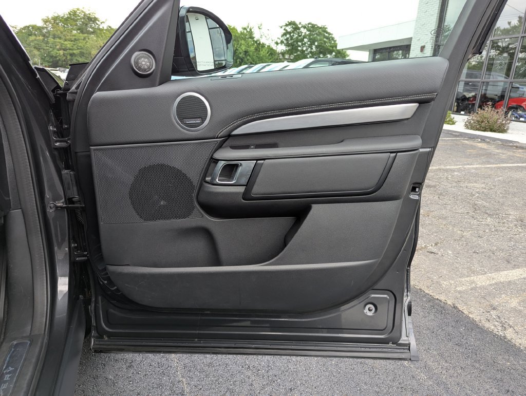Used 2025 Land Rover Discovery Dynamic SE AWD/4WD image 31
