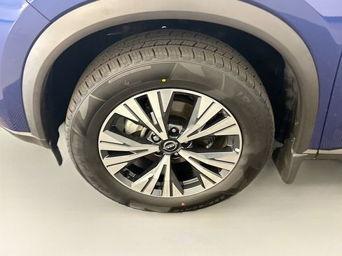 Used 2023 Nissan Rogue SV AWD/4WD image 11