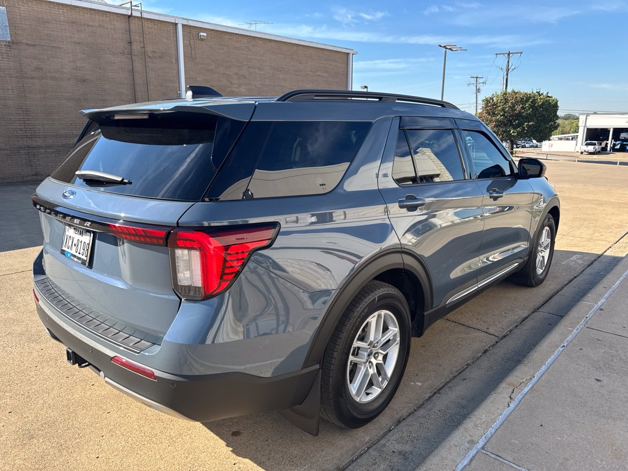Used 2025 Ford Explorer Active w/ Active Comfort Package RWD image 3