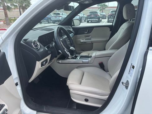 Used 2025 Mercedes-Benz GLB 250 image 8