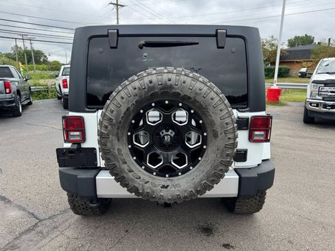 Used 2014 Jeep Wrangler Unlimited Sahara w/ Dual Top Group AWD/4WD image 4