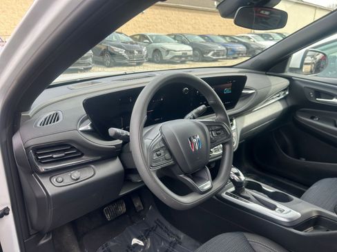 Used 2025 Buick Envista Preferred image 34