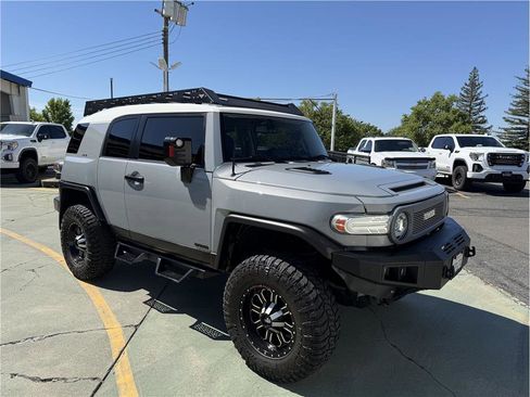 Used 2014 Toyota FJ Cruiser 4WD w/ Convenience Package image 4