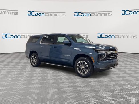 Used 2025 Chevrolet Suburban LT image 2