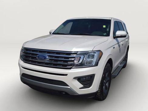 Used 2018 Ford Expedition XLT w/ Equipment Group 202A AWD/4WD image 2