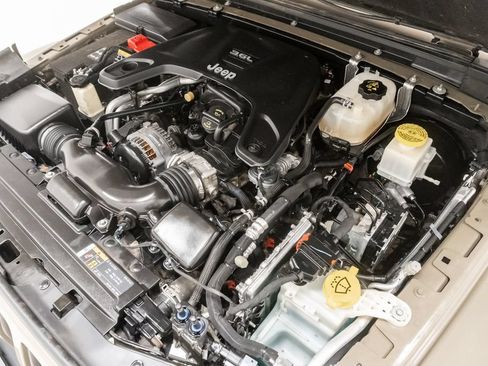 Used 2020 Jeep Gladiator Sport AWD/4WD image 4