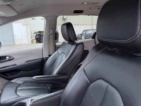Used 2023 Chrysler Pacifica Touring-L image 10