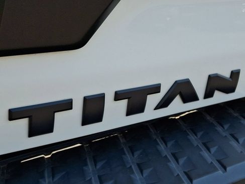 Used 2021 Nissan Titan PRO-4X w/ Pro-4x Convenience Package AWD/4WD image 10