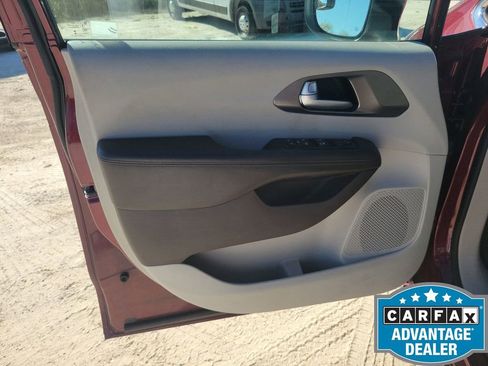 Used 2017 Chrysler Pacifica LX image 40