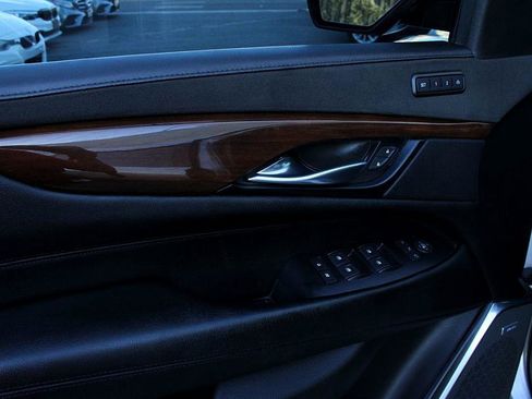 Used 2018 Cadillac Escalade Luxury image 12