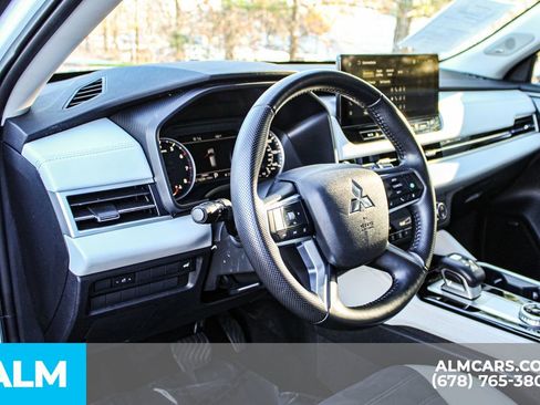 Used 2025 Mitsubishi Outlander SE image 34