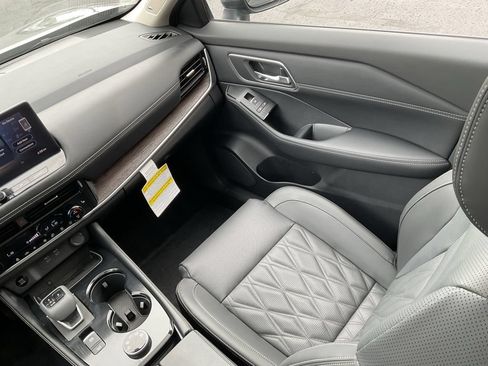 Used 2025 Nissan Rogue Platinum AWD/4WD image 18