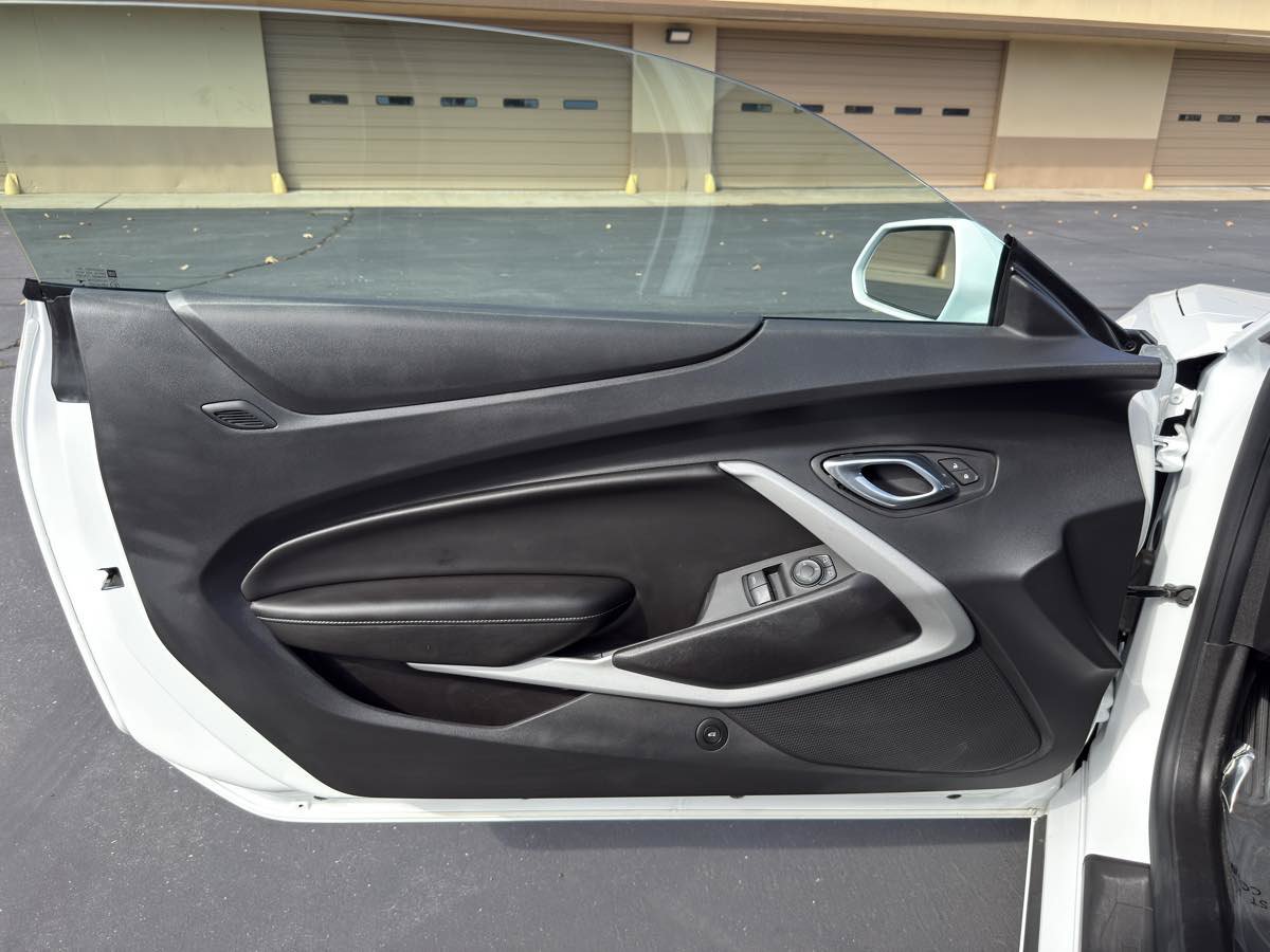 Used 2018 Chevrolet Camaro SS RWD image 13