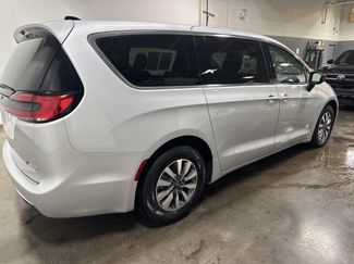 Used 2024 Chrysler Pacifica Select video 3