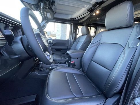 Used 2025 Jeep Wrangler Sahara image 11