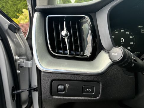 Used 2019 Volvo XC60 T5 Momentum w/ Multimedia Package AWD/4WD image 28