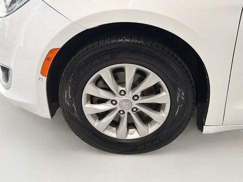 Used 2019 Chrysler Pacifica Touring Plus w/ Advanced Safetytec Group FWD image 27