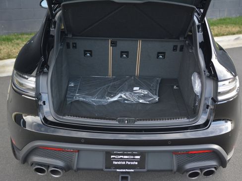 Certified 2025 Porsche Macan image 37