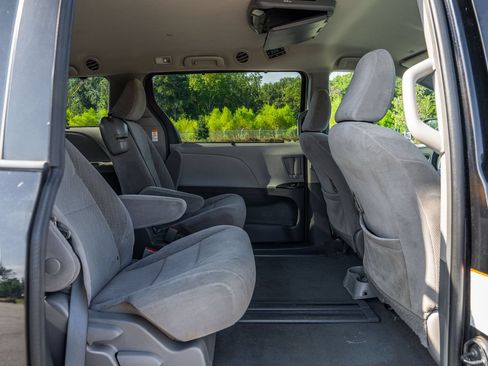 Used 2019 Toyota Sienna LE FWD image 13