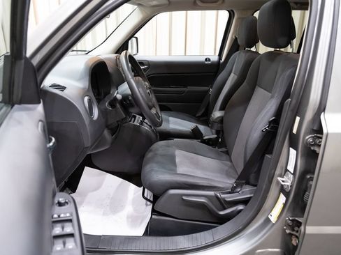 Used 2013 Jeep Patriot Latitude w/ Sun/Sound Group FWD image 9