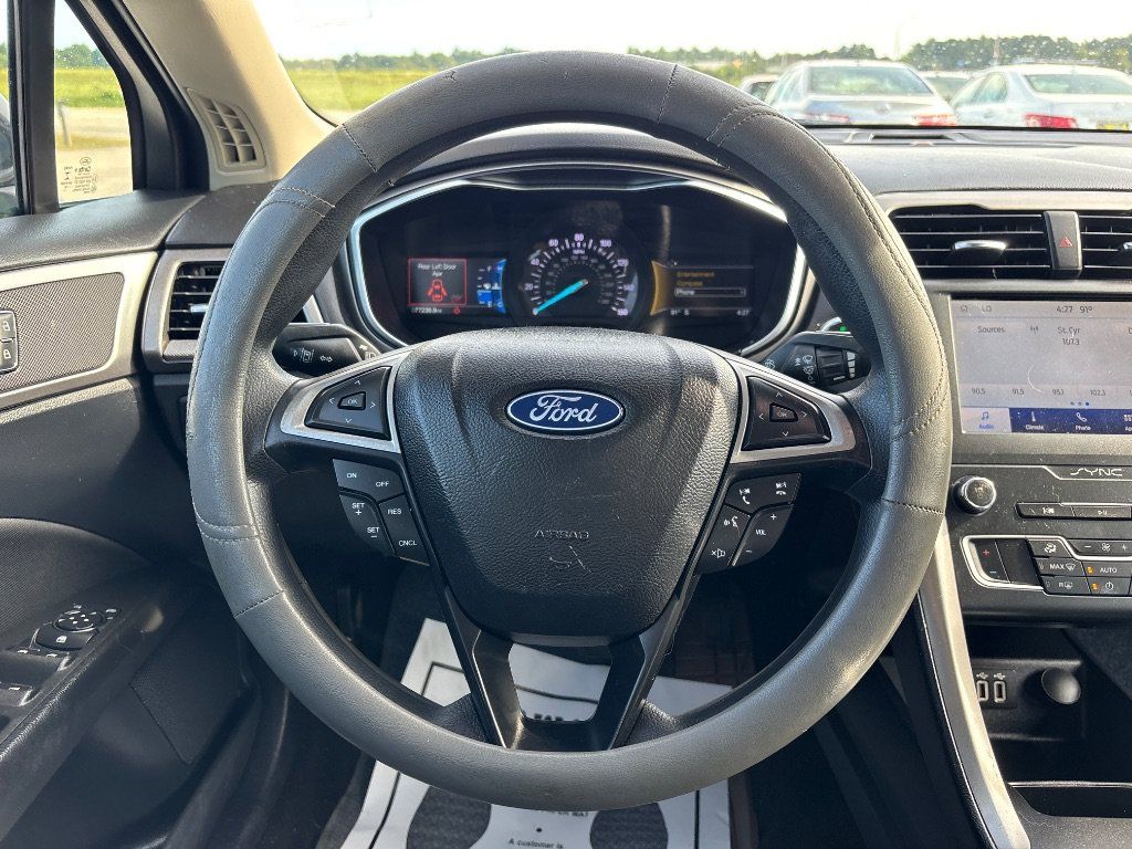 Used 2019 Ford Fusion SE FWD image 14