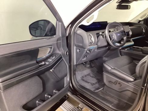 Used 2025 Ford Expedition Platinum w/ Driver's Package AWD/4WD image 11