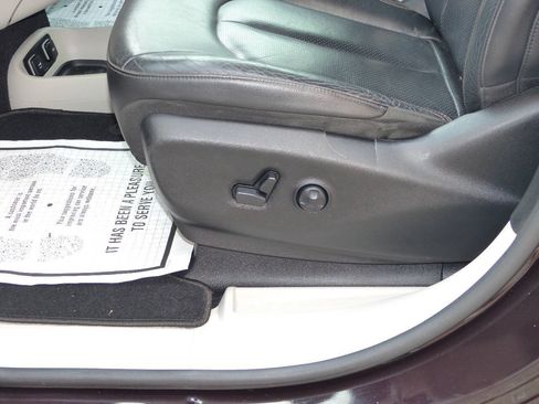 Used 2019 Chrysler Pacifica Touring-L FWD image 25