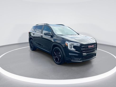 Used 2023 GMC Terrain SLE w/ Driver Convenience Package FWD image 2