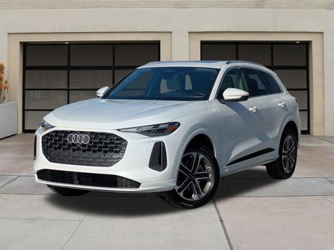 Used 2025 Audi Q5 Premium w/ Convenience Package image 3