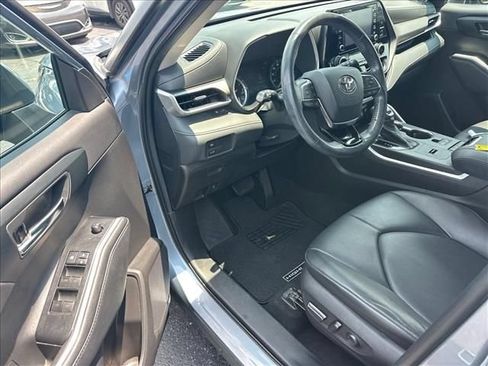 Used 2021 Toyota Highlander XLE FWD image 15