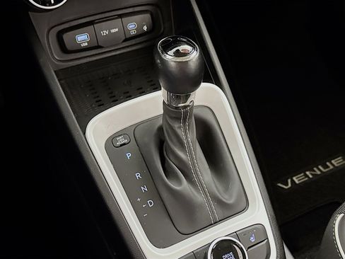 Used 2023 Hyundai Venue Limited image 19