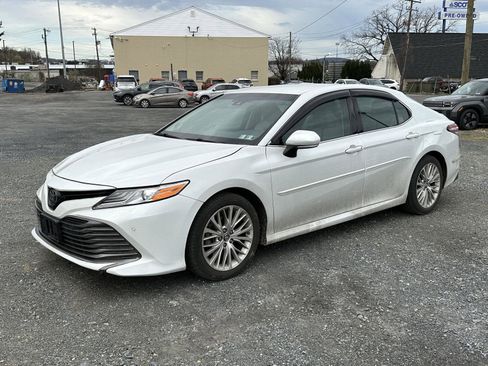 Used 2018 Toyota Camry XLE w/ Audio Package image 4