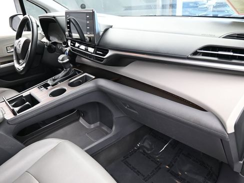 Used 2021 Toyota Sienna XLE image 47