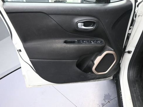 Used 2017 Jeep Renegade Latitude AWD/4WD image 20