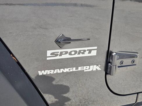 Used 2018 Jeep Wrangler Sport AWD/4WD image 11