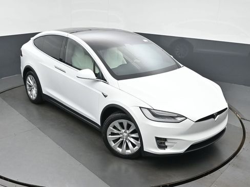 Used 2018 Tesla Model X 100D image 32