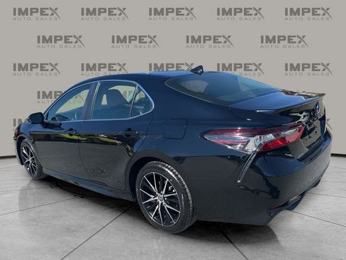 Used 2024 Toyota Camry SE image 3