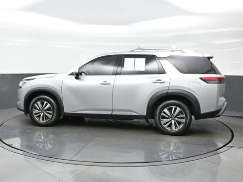 Used 2023 Nissan Pathfinder SL AWD/4WD image 3