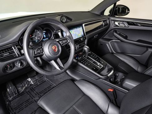 Certified 2026 Porsche Macan AWD/4WD image 4
