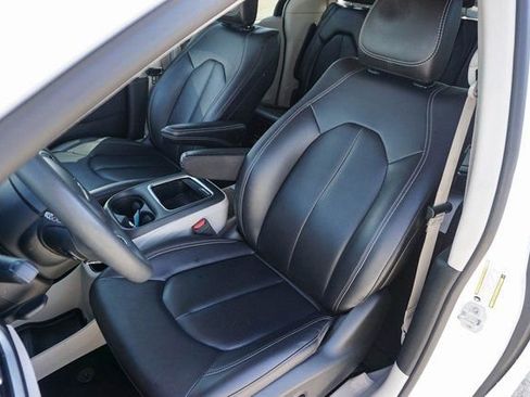 Used 2024 Chrysler Pacifica Touring-L image 16