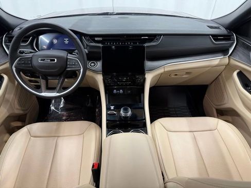 Used 2023 Jeep Grand Cherokee L Limited w/ Luxury Tech Group II image 4