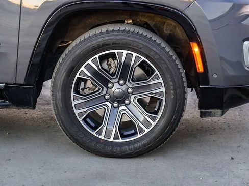 Certified 2024 Jeep Wagoneer L Series II w/ Flexible Seating Group image 11