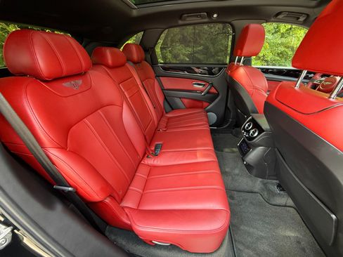 Used 2018 Bentley Bentayga AWD/4WD image 16