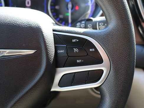 Used 2018 Chrysler Pacifica Touring Plus w/ Tire & Wheel Group FWD image 18