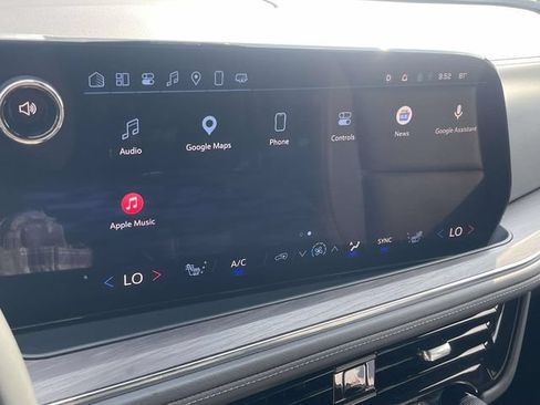 Used 2025 Chevrolet Suburban LT RWD image 16