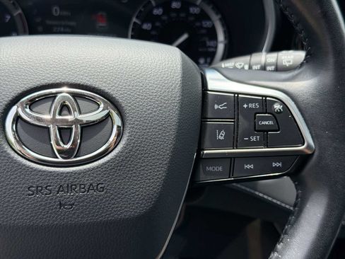 Used 2021 Toyota Highlander XLE AWD/4WD image 22
